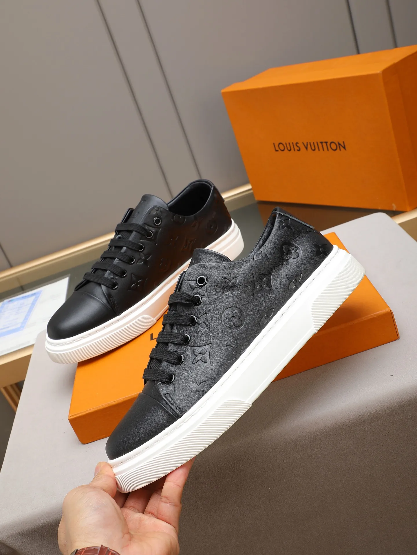 The main model 👍👍👍P420 is the new LOUIS VUITTON [Luden Yiwei]——LV upper [Lv]🇮🇹Imported first-layer cowhide embossed🇩🇪Inside imported sheepskin lining ➕Non-slip and wear-resistant outsole. Every man's identity is reflected in his elegant and stable upper shoes🚶🏻🚶🏻📯 No matter the wind or rain, the shoe last remains unchanged and can stand the test of time🔍️. ——Code number: 38-44 (45 can be customized)